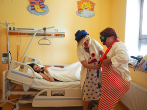 Zdravotní klaunky navštěvují Krajskou nemocnici v Liberci pravidelně.