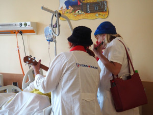 Zdravotní klaunky navštěvují Krajskou nemocnici v Liberci pravidelně.