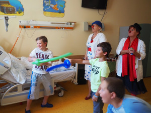 Zdravotní klaunky navštěvují Krajskou nemocnici v Liberci pravidelně.