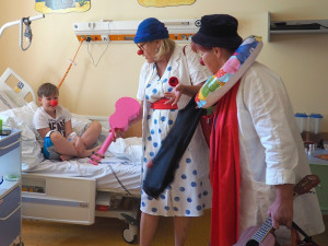 Zdravotní klaunky navštěvují Krajskou nemocnici v Liberci pravidelně.