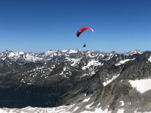 (NE)OBYČEJNÍ: Sedm hodin na padáku. Paraglidingu propadla Jana už jako malá holka a stále posouvá své hranice