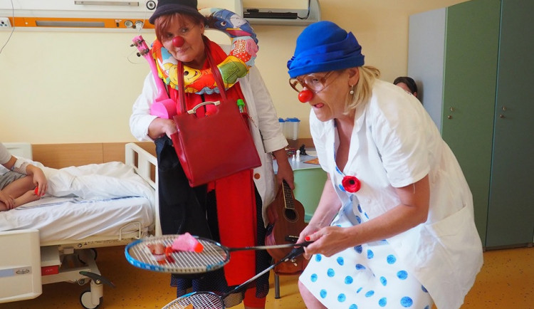 Zdravotní klaunky navštěvují Krajskou nemocnici v Liberci pravidelně.