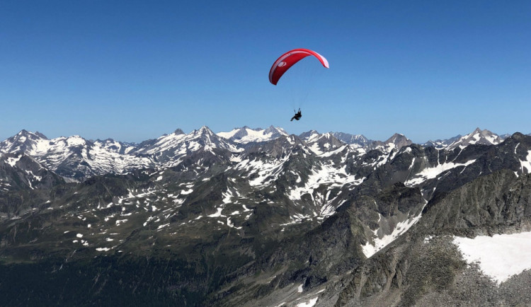 Pohledy, které se naskytnou při paraglidingu, jsou neskutečné.