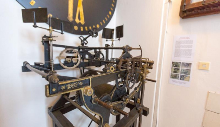 V nově otevřeném Severočeském muzeu uvítají návštěvníky původní hodiny z věže