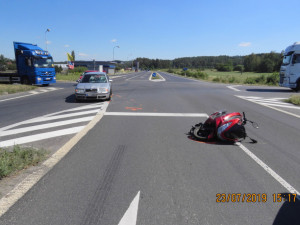 Vážná nehoda na jestřebské křižovatce. Motorkář nedal přednost autu