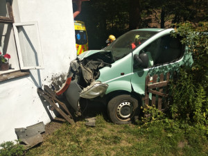 Vážná nehoda v Záskalí. Auto narazilo do rodinného domu, dva lidé se zranili