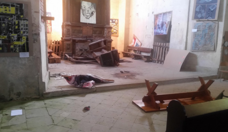 Kostel po řádění vandala.