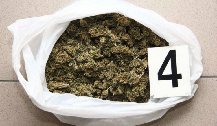 Policisté v Olomouci dopadli dealera, který měl doma dvě kila marihuany. Hrozí mu deset let ve vězení