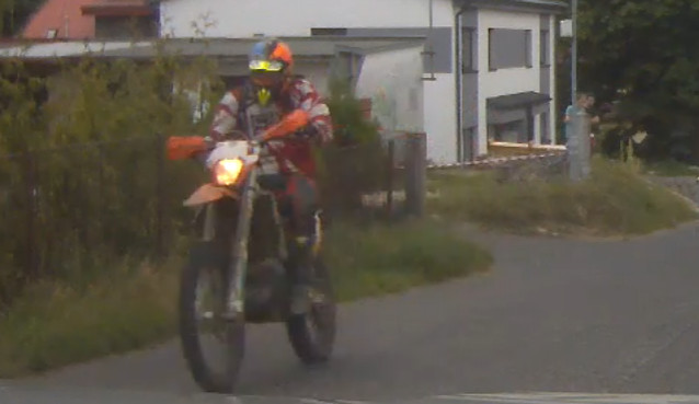 Motorkář najel do policisty.