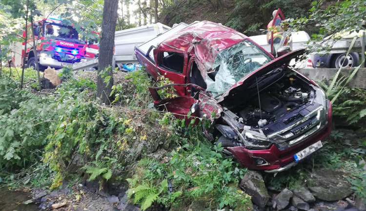 Při vážné nehodě u Šternberka se zranili dva lidé. Jednu osobu museli hasiči vyprostit zpod auta