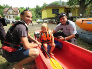 Policisté kontrolovali vodáky na Malé Skále.