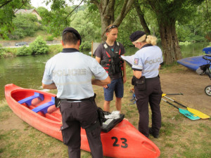 Policisté kontrolovali vodáky na Malé Skále.