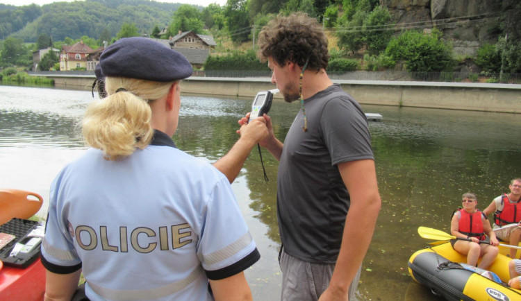 Policisté kontrolovali vodáky na Malé Skále.