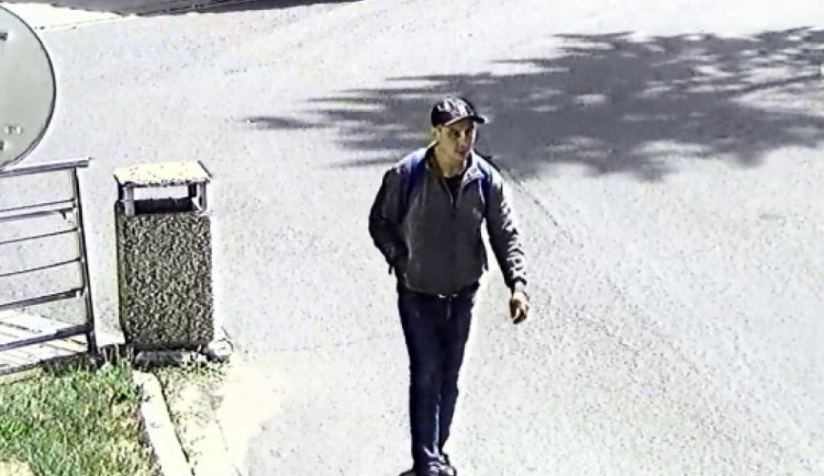 Policie pátrá po muži, který vykradl šatní skříň v nemocnici a o týden později se pokusil o totéž