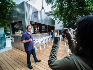 Manifesto má druhou pobočku, kde zaplatíte jen kartou