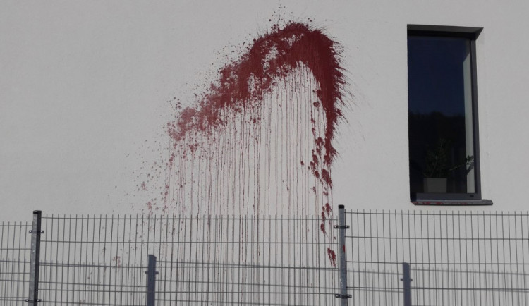 Takhle někdo  „pomaloval“ stěnu turnovského domu.