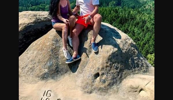 Takhle si mladý pár vyzdobil kvůli fotce skálu.