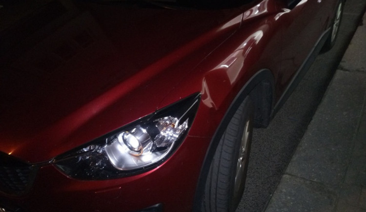 Jedno z poškozených aut.