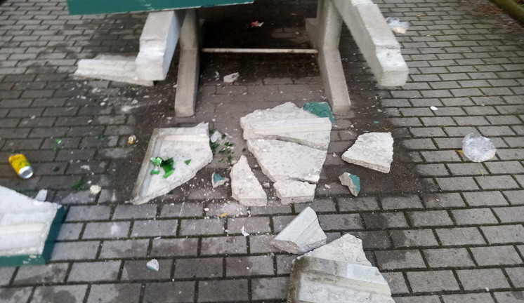 Takhle dopadl stůl po řádění výrostků.