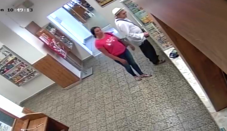 Policie hledá tuto dvojici.