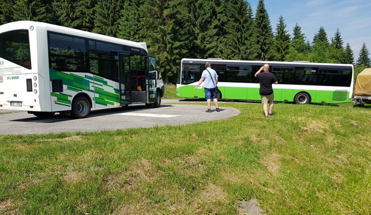 Už zítra vyjedou první elektrobusy z Tanvaldu na Smědavu, jezdit by měly každý srpnový víkend