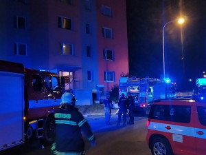 VIDEO: Požár v paneláku v České Lípě vyhnal uprostřed noci na ulici šedesát lidí