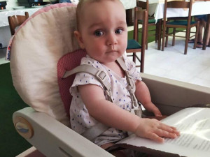 Nikolka, ač se narodila s vzácnou vadou, je krásná usměvavá holčička.