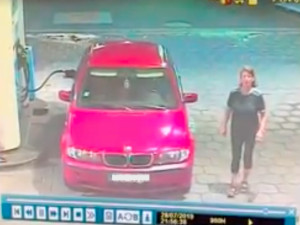 VIDEO: Auto s libereckou značkou ujelo od žitavské benzínky bez placení. Hadici přitom mělo v hrdle nádrže