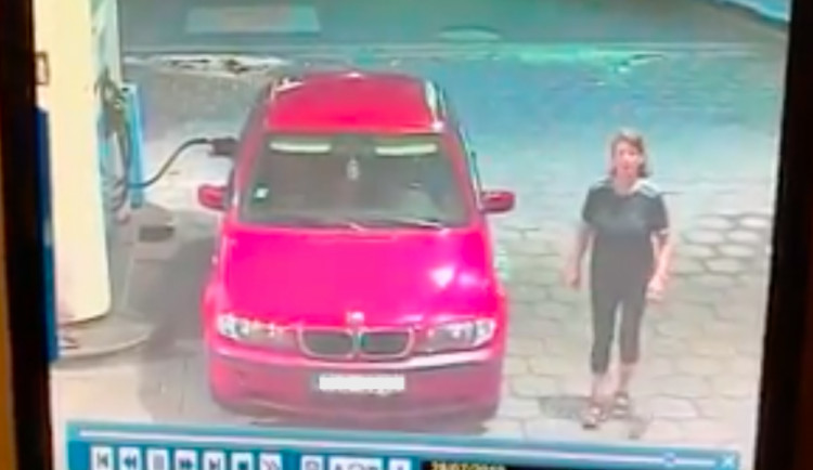 Auto na žitavské benzínce