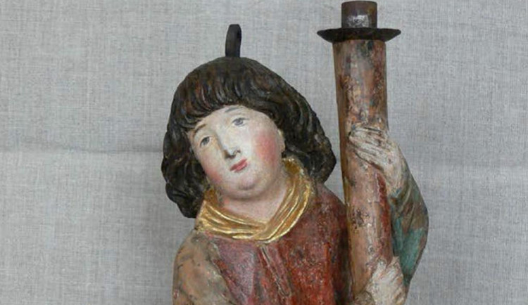 Restaurátorka muzea vrátila podobu gotickému svícnu. Před tím byl anděl v žalostném stavu