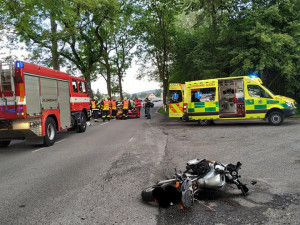 FOTO: Na rovince v Hajništi havaroval motocyklista. Sanitka ho odvezla do nemocnice