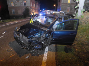 FOTO: Šílená jízda ve Smržovce. Řidič jel v protisměru, naboural tři auta a zranil dva lidi