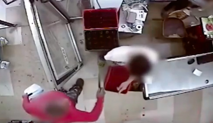 Opilý muž na obsluhu vytáhl kuchyňský nůž.