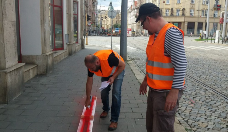 FOTO: Opoziční politici posprejovali chodník. Podle policie jim hrozí až rok za mřížemi