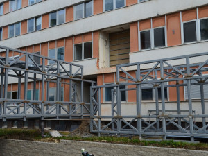 Instalace propojovacích chodeb.