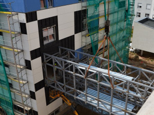 Instalace propojovacích chodeb.