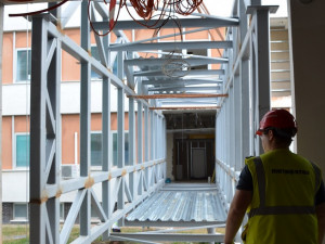 Instalace propojovacích chodeb.