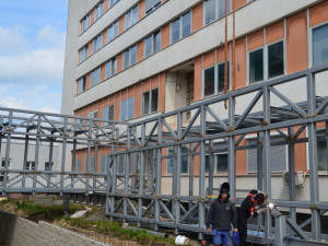 Instalace propojovacích chodeb.