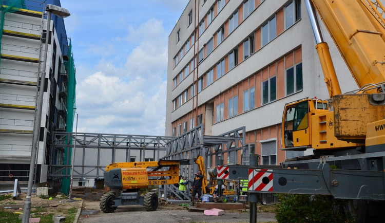 Instalace propojovacích chodeb.