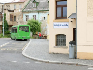 Na toalety na frýdlantském autobusáku si od zítřka neodskočíte