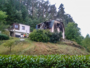 FOTO: Oheň zničil rodinný dům v Kacanovech. Zasahovalo devět jednotek hasičů