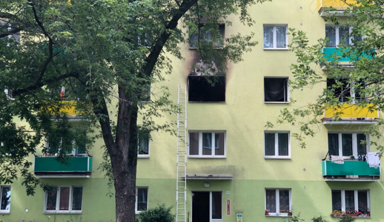 FOTO/VIDEO: Šestnáct evakuovaných a škoda přes milion. Plameny zničily byt