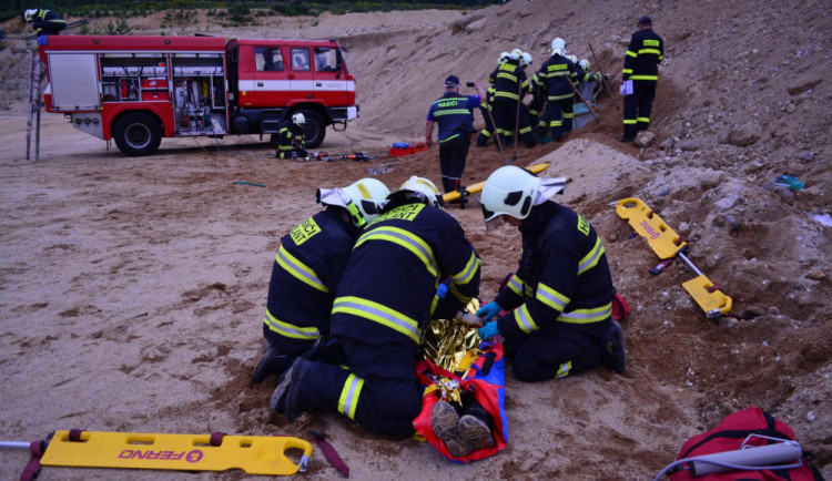 Hasiči trénovali v prostorách pískovny v Horní Řasnici.