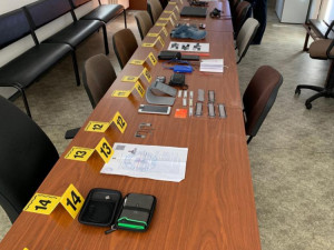 Zadržené věcí u skimmerů.