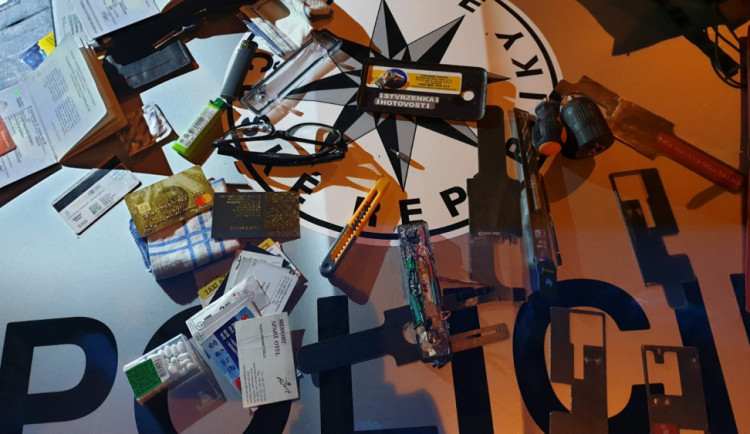 Zadržené věcí u skimmerů.