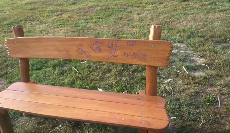 Poškozená lavička