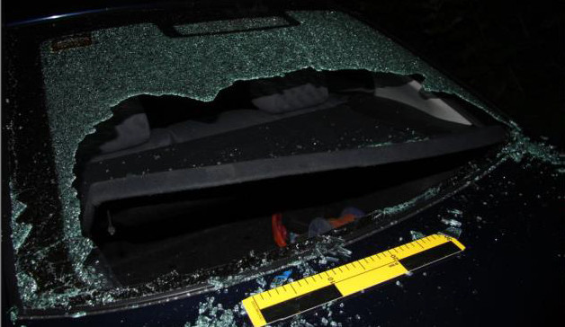 Jedno z poničených aut.