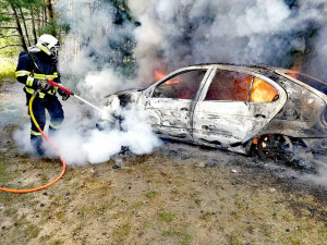 FOTO: Ve Stráži pod Ralskem vzplál osobní automobil, na místě zasahovali hasiči