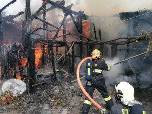 FOTO: Garáž v Bílém Kostele zachvátily plameny, byl vyhlášen druhý stupeň poplachu