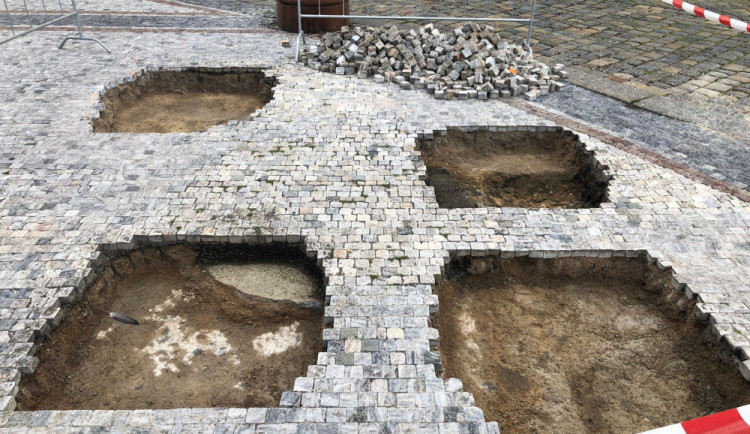 Nově vytvořené otvory zaplní již zítra sochy.